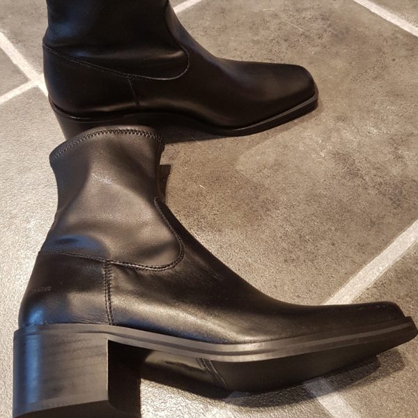 angulus: black leather ankle boot