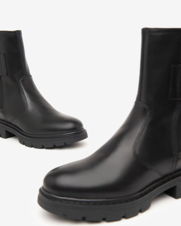 NeroGiardini: black leather ankle boot 20% off