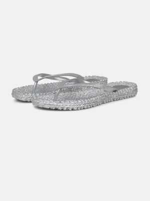 Ilse Jacobsen: silver flip-flops